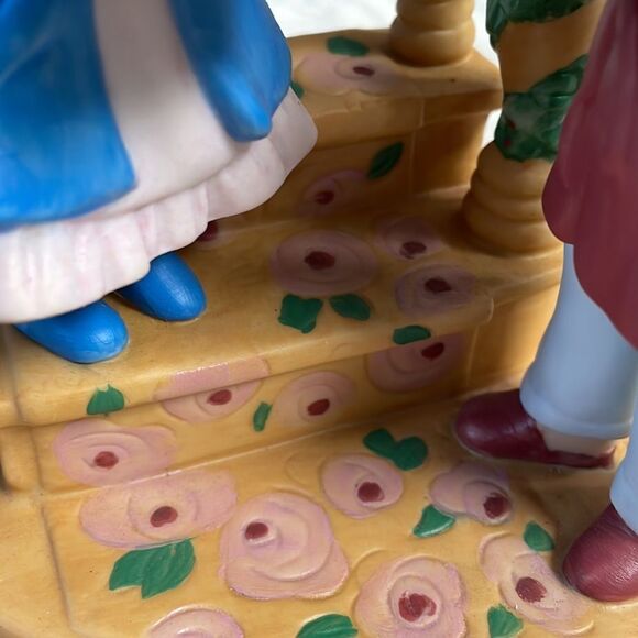 Avon Vintage 1984 Christmas Memories Figurine, Celebrating the Joy of Giving - Picture 11 of 15